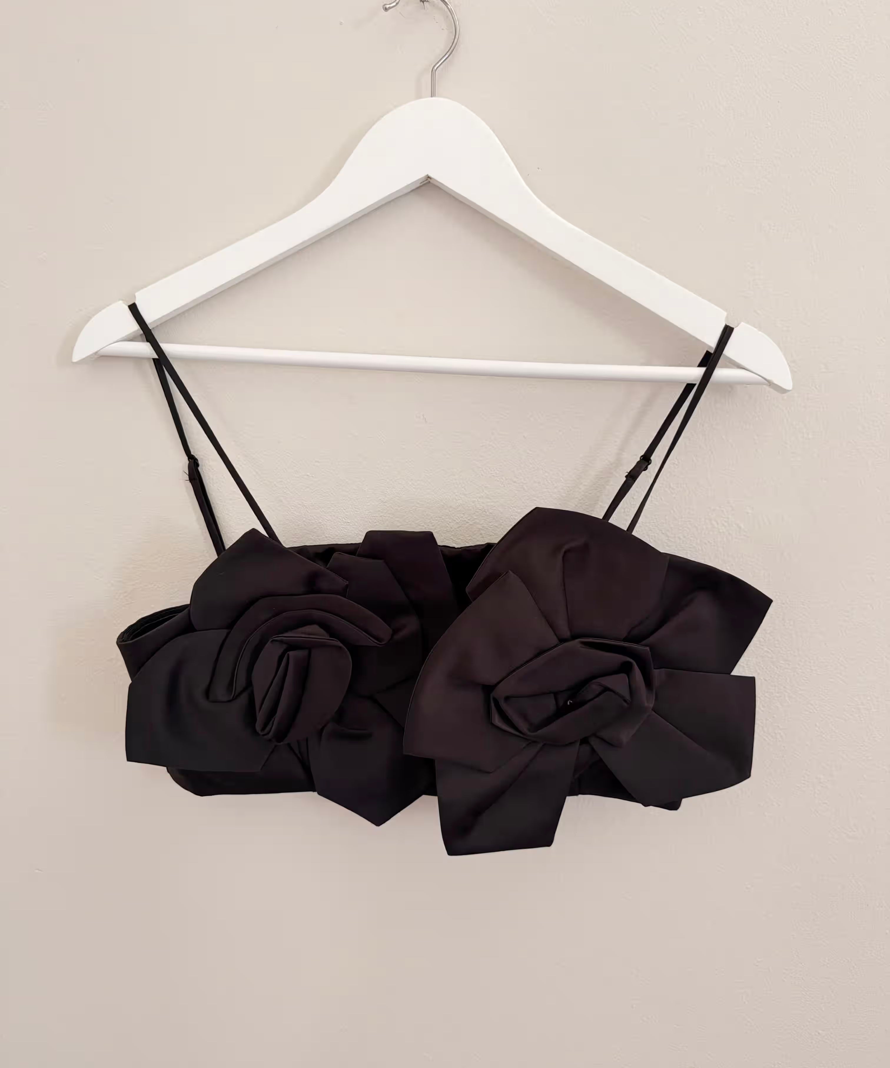 Loved-by-Lilli-Second-Hand-Womens-Crop-tops-Tops-Black-Small-H_M-2_b4f41eba-1e29-4c7a-8f7f-231eb81b550f.avif